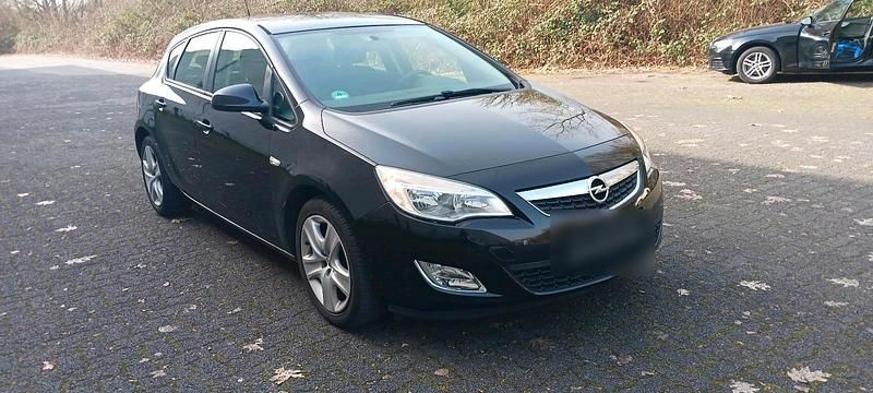 Gebraucht Opel Astra 115 PS (84 kW) 2011 Schwarz Kleinwagen
