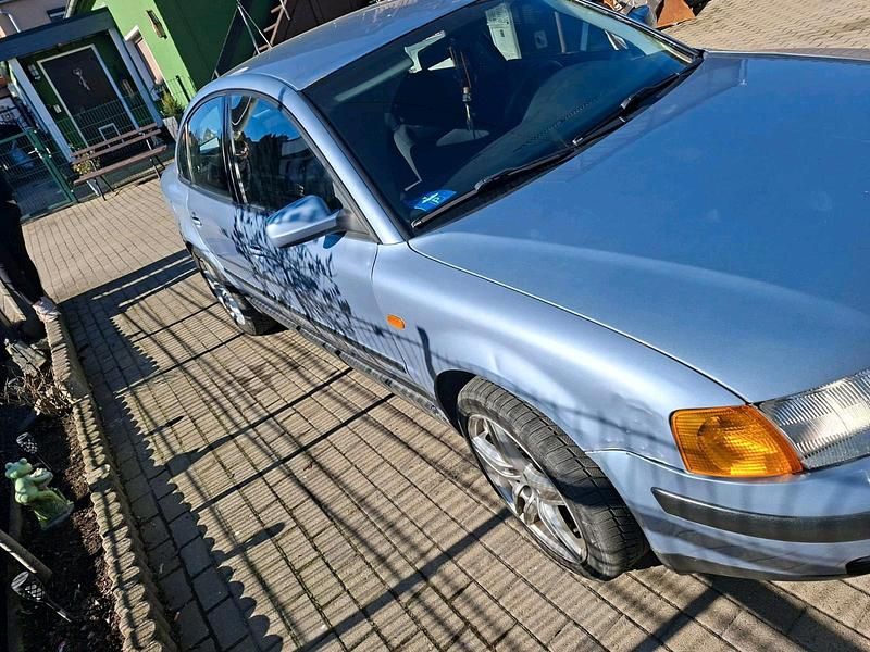 Second-hand VW Passat 110 CP (80 kW) 1997 Albastru Berlinǎ
