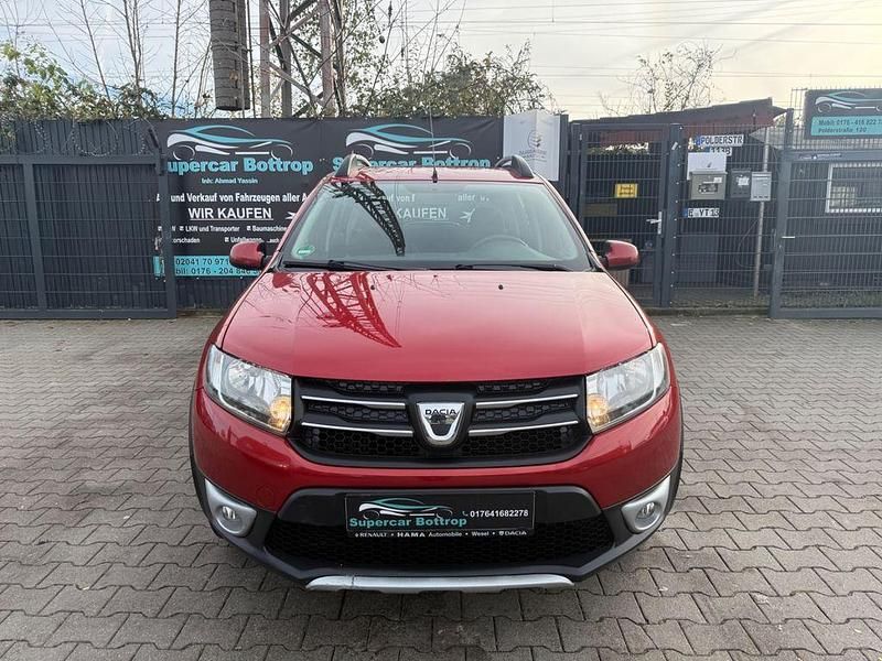 Rot Gebraucht 2014 Dacia Sandero Prestige Limousine | 5.999 € (Fairer Preis) - Bild 1/4