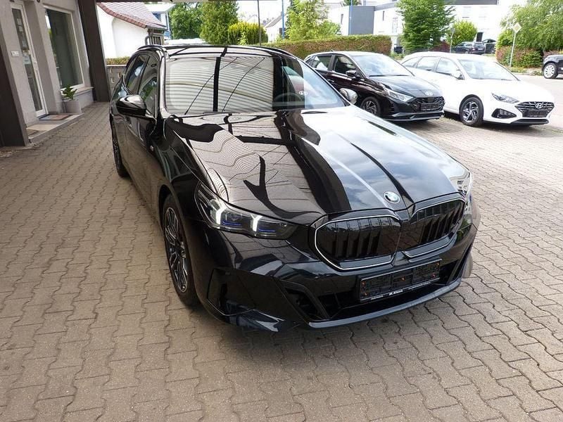 Schwarz Gebraucht 2024 BMW 520 M Sport Limousine | 54.900 € (Superpreis) - Bild 1/4