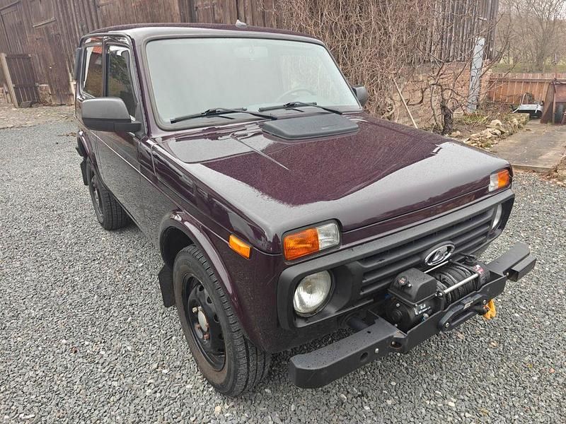 Second-hand Lada niva 83 CP (61 kW) 2021 Roșu SUV