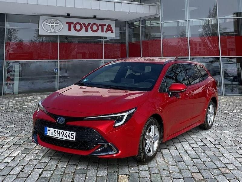 Karminarotmetallic Gebraucht 2024 Toyota Corolla Team Kombi | 26.490 € (Fairer Preis) - Bild 1/4