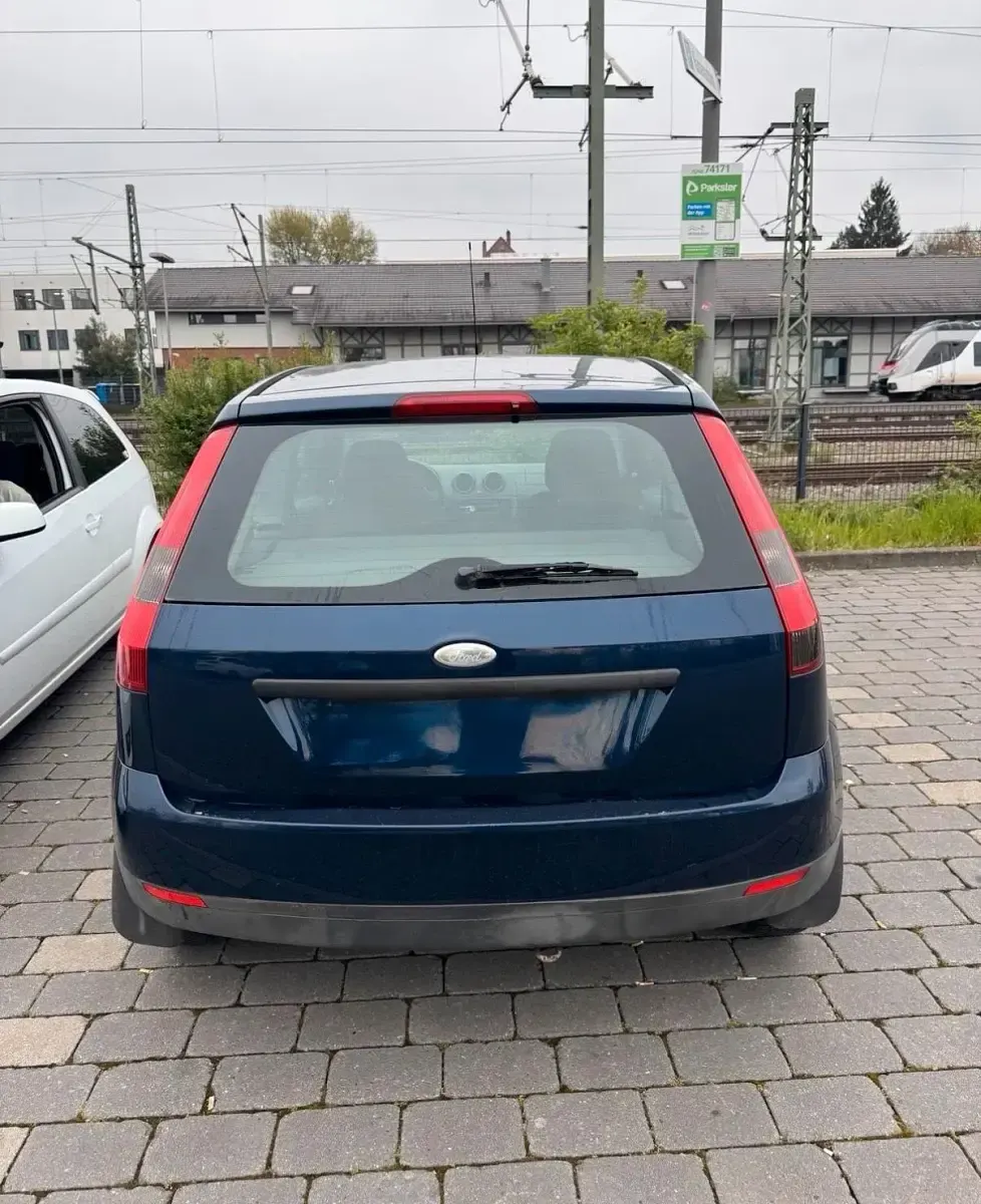 Gebraucht Ford Fiesta 60 PS (44 kW) 2004 Blau Kleinwagen