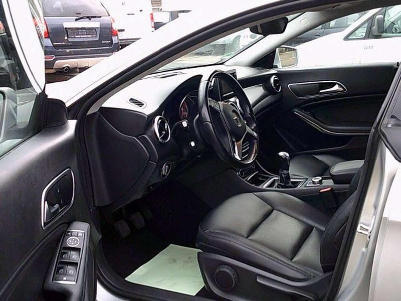 Gebraucht Mercedes CLA180 122 PS (89 kW) 2013 Polarsilber  metalliclack Limousine