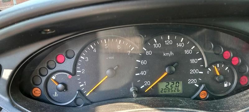 Usado Ford Focus 74 HP (54 kW) 2000 Cinzento Carrinha