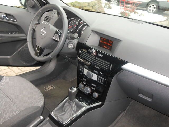 Gebraucht Opel Astra GTC 90 PS (66 kW) 2010 Schwarz metallic Limousine