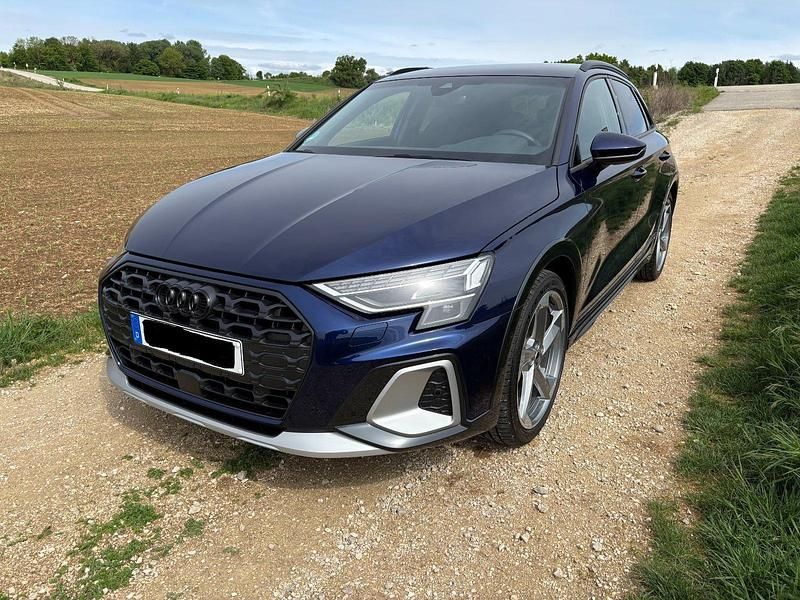 Blau Gebraucht 2024 Audi A3 Sport Kombi | 31.590 € (Guter Preis) - Bild 1/4