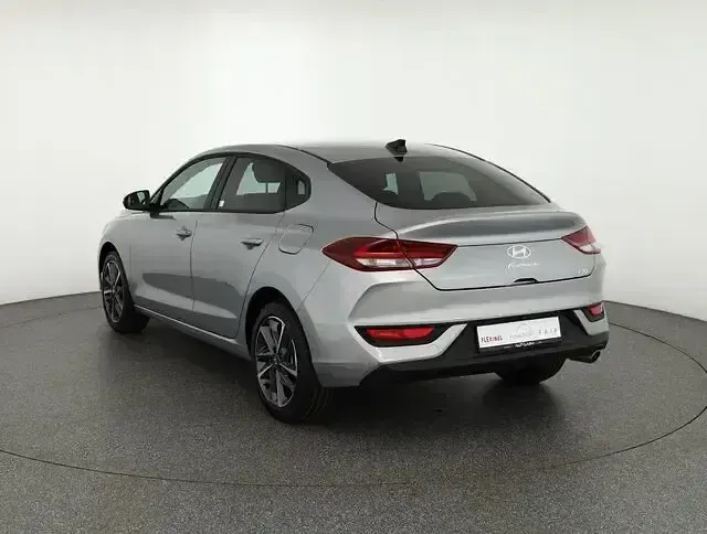 Gebraucht Hyundai i30 101 PS (74 kW) 2024 Shimmeringsilvermet. Limousine