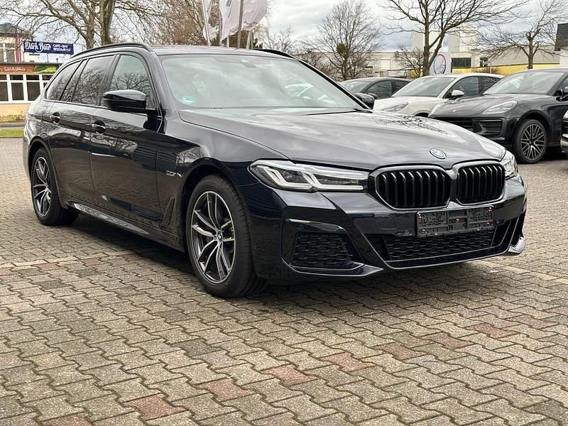 Carbonschwarz metallic Gebraucht 2022 BMW 530e M Sport Kombi | 39.990 € (Fairer Preis) - Bild 1/4