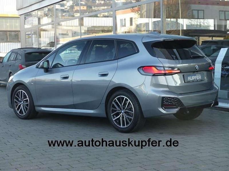 Gebraucht BMW 220 170 PS (125 kW) 2024 Skyscrapergrau Van / Kleinbus