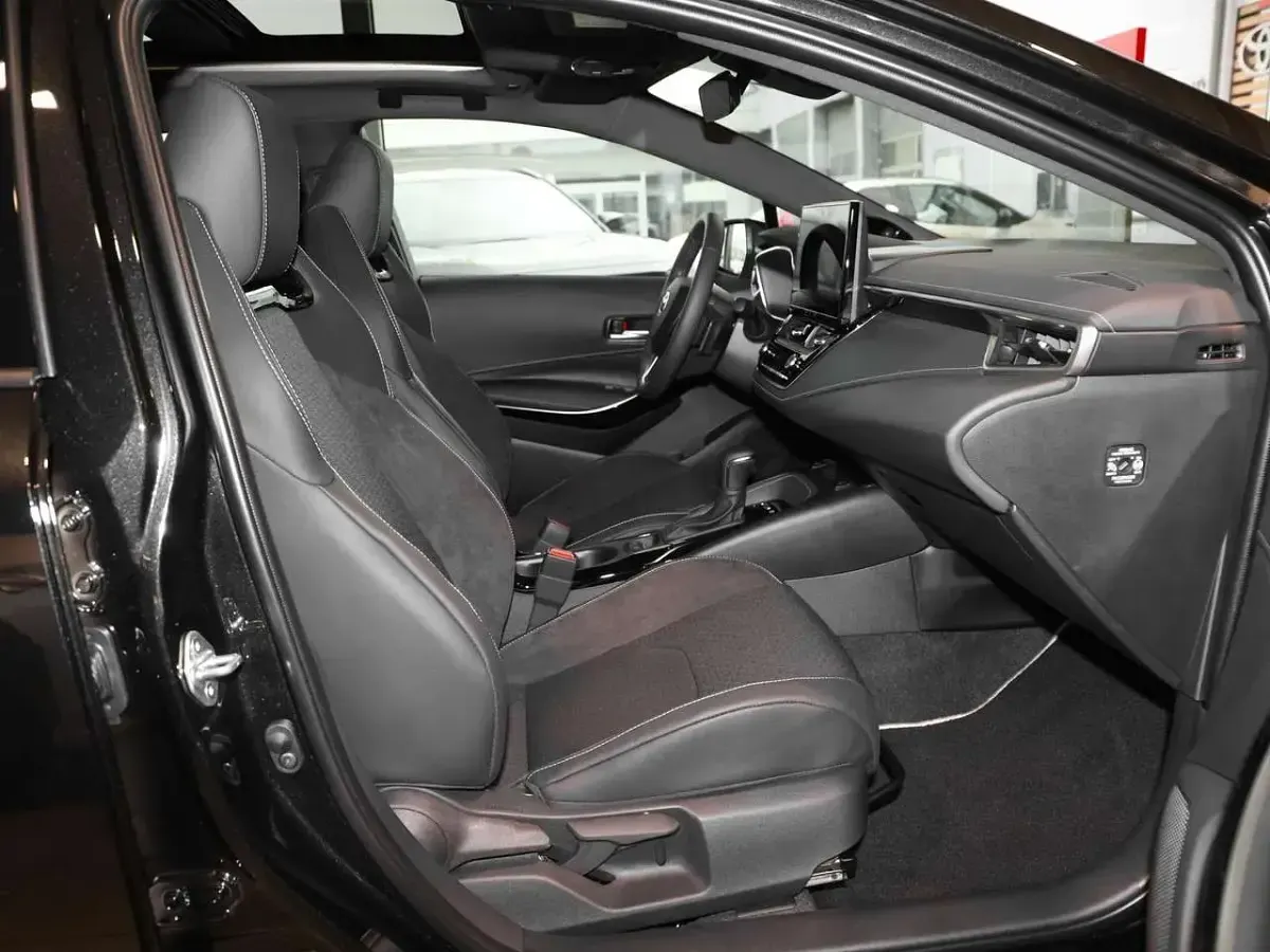Neu Toyota Corolla Lounge 178 PS (130 kW) 2026 Schwarz Limousine