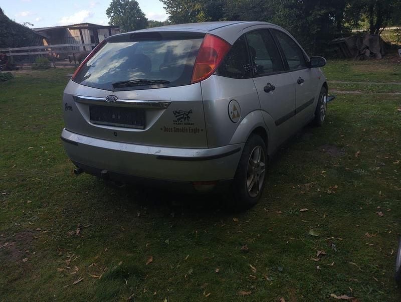 Gebraucht Ford Focus Ghia 116 PS (85 kW) 2001 Silber Limousine