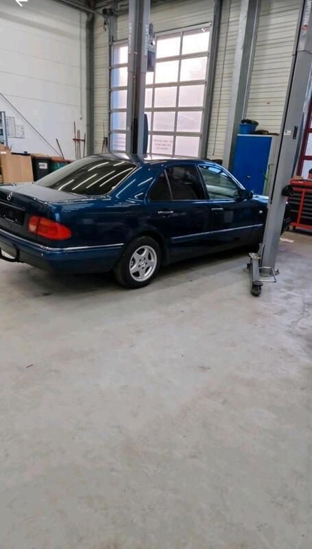 Blau Gebraucht 1998 Mercedes E200 Limousine | 1.999 € (Superpreis) - Bild 1/4