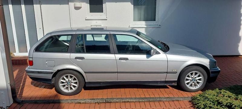 Silber Gebraucht 1998 BMW 318 Kombi | 1.200 € (Fairer Preis) - Bild 1/4