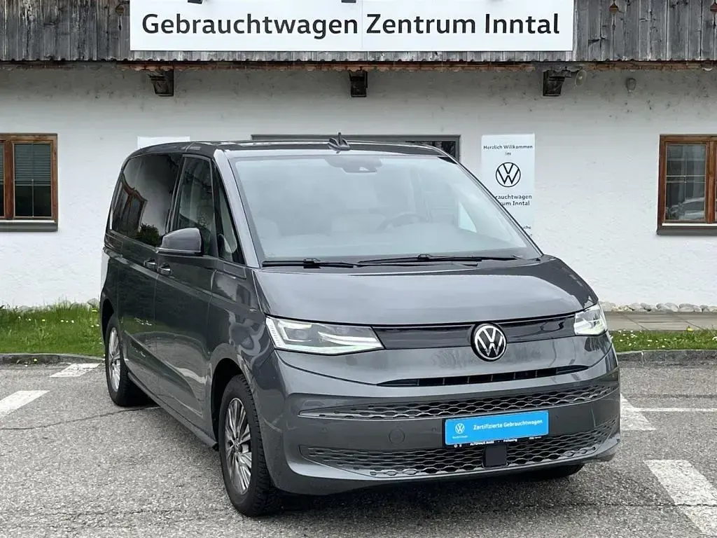 Gebraucht VW Multivan Basis 204 PS (150 kW) 2023 Indiumgrau Van / Kleinbus