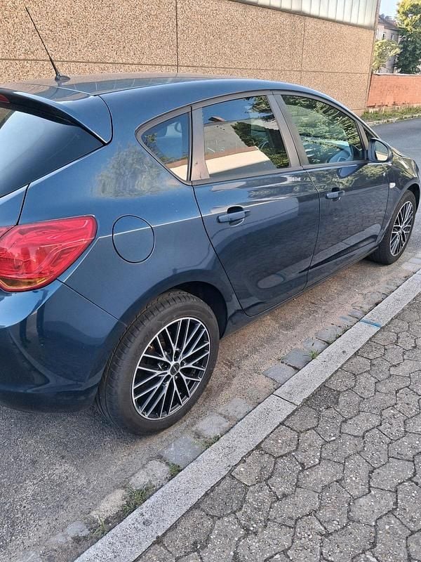 Blau Gebraucht 2011 Opel Astra Limousine | 3.950 € (Guter Preis) - Bild 1/4