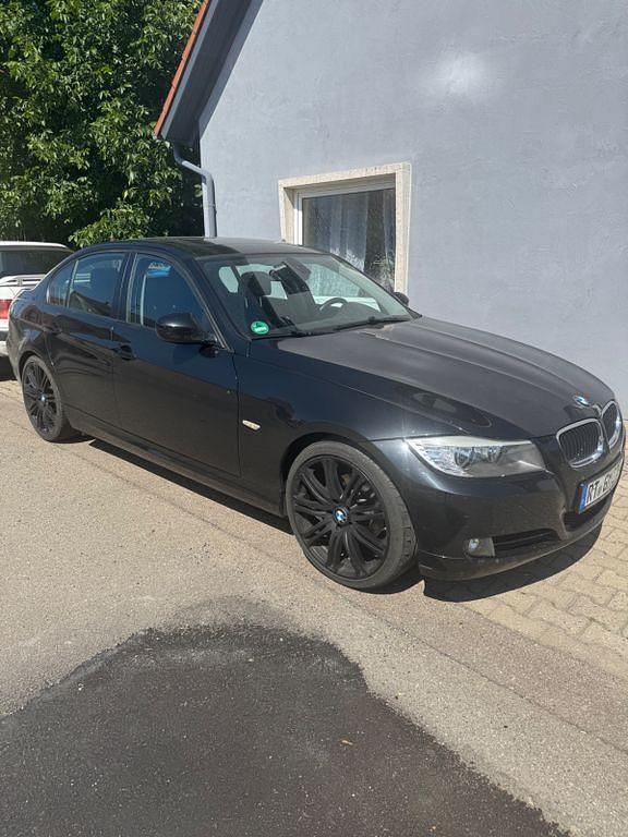 Schwarz Gebraucht 2009 BMW 320 Limousine | 5.000 € (Superpreis) - Bild 1/4