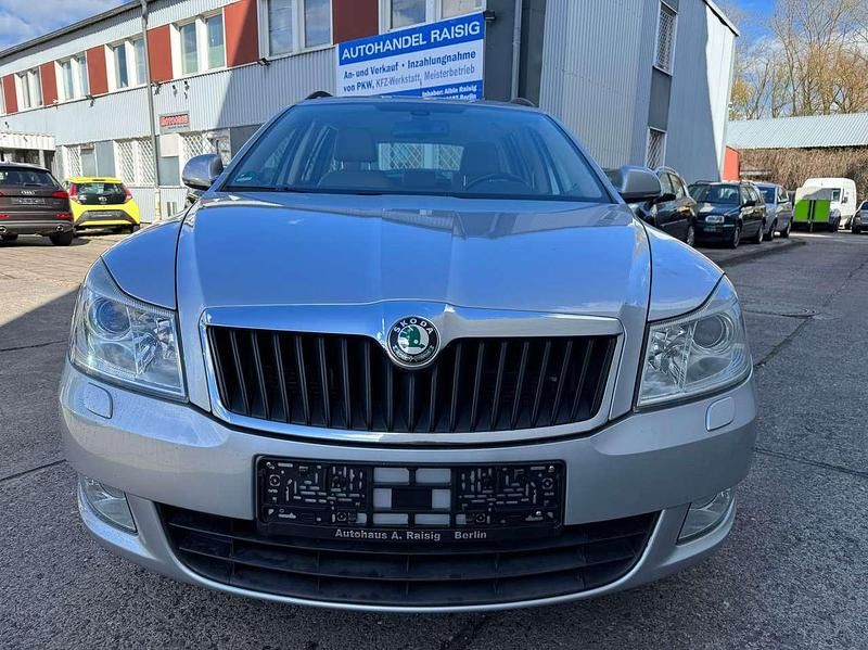 Gebraucht Skoda Octavia Elegance 105 PS (77 kW) 2012 Brilliantsilber metallic Kombi
