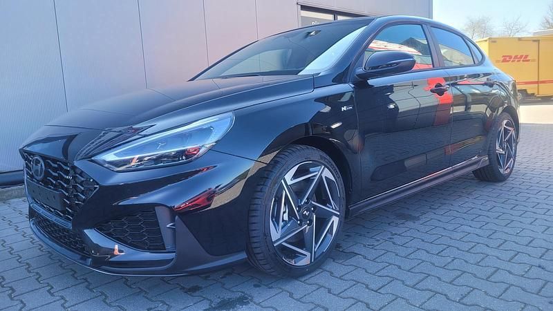 Abyss black Neu 2025 Hyundai i30 N Line Limousine | 27.740 € (Fairer Preis) - Bild 1/4