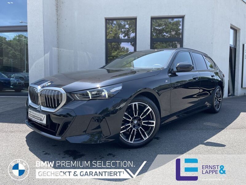 Black saphire metallic Gebraucht 2024 BMW 520 M Sport Kombi | 54.340 € (Superpreis) - Bild 1/4