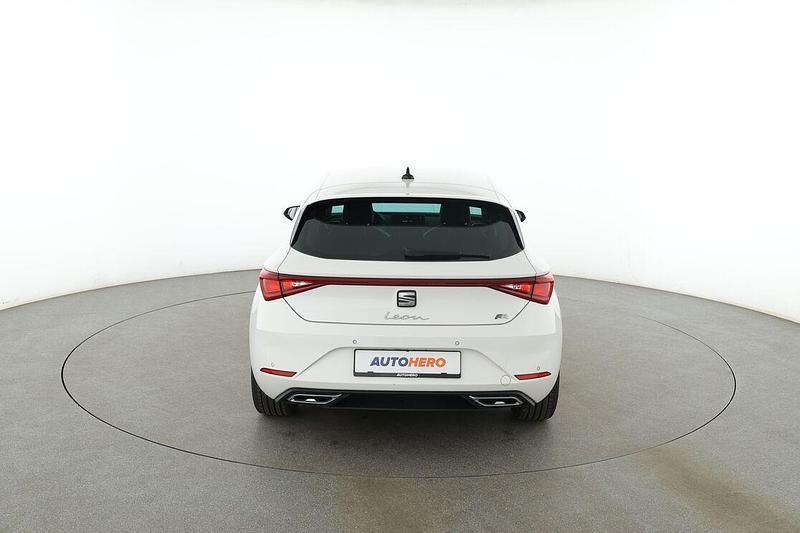 Używany Seat Leon FR 150 KM (110 kW) 2021 Biały Sedan/Limuzyna