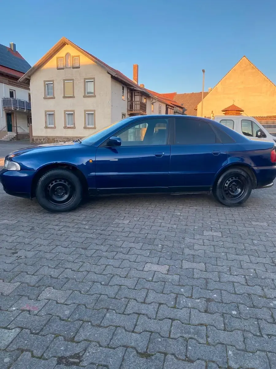 Używany Audi A4 90 KM (66 kW) 1998 Niebieski Sedan/Limuzyna
