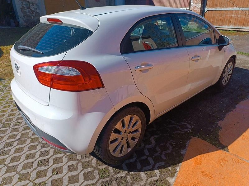 Second-hand Kia Rio Edition 7 86 CP (63 kW) 2012 Alb Berlinǎ