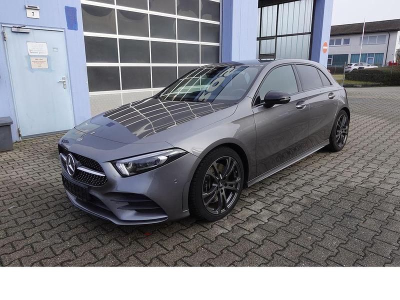 Grau Gebraucht 2018 Mercedes A250 AMG line Limousine | 19.900 € (Superpreis) - Bild 1/4
