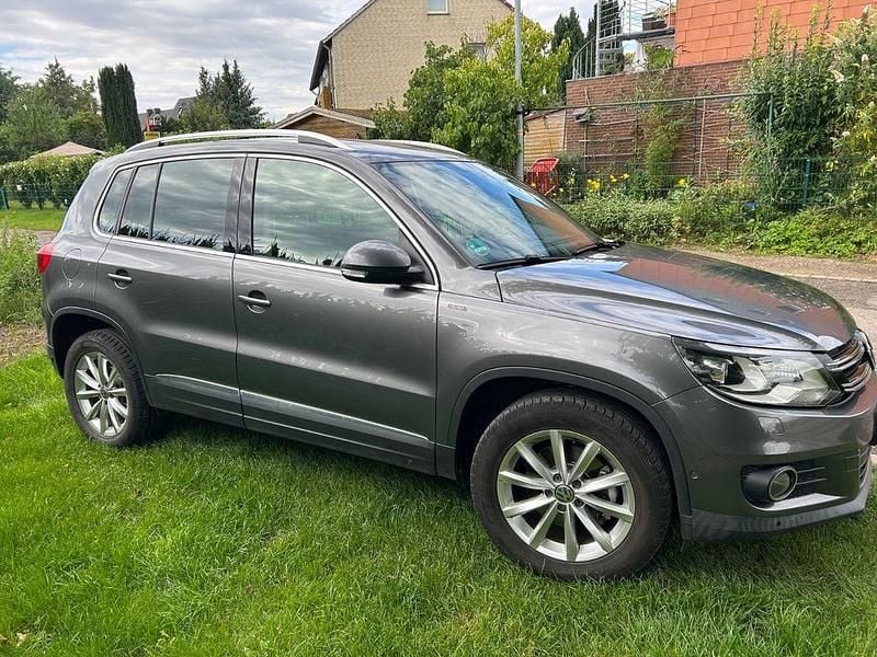 Grau Gebraucht 2015 VW Tiguan LOUNGE SUV | 9.990 € (Guter Preis) - Bild 1/4