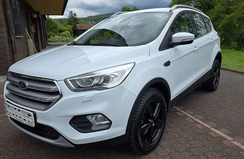 Gebraucht Ford Kuga Titanium 150 PS (110 kW) 2019 Weiß SUV