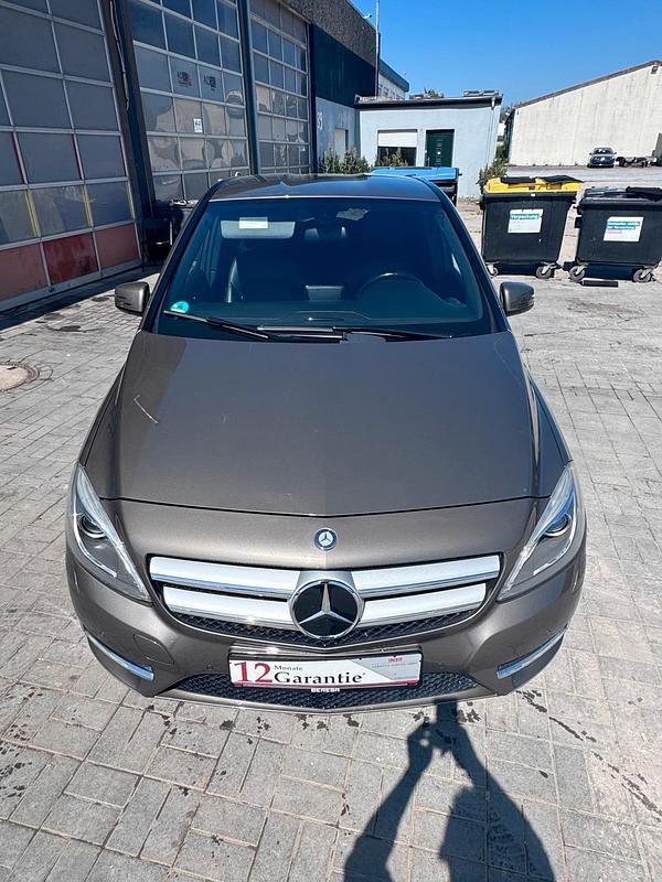 Gebraucht Mercedes B200 156 PS (114 kW) 2012 Braun Van / Kleinbus