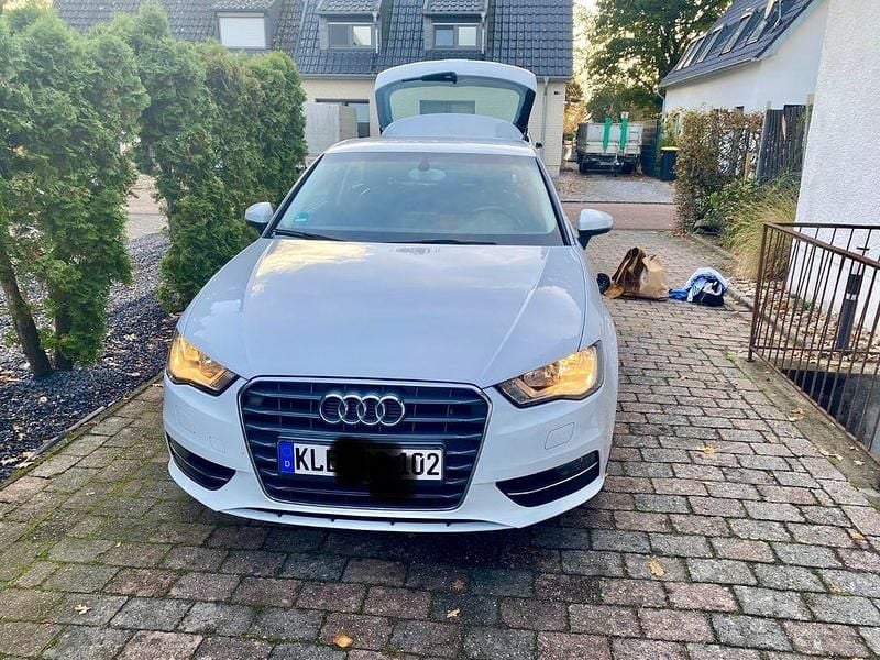 Weiß Gebraucht 2014 Audi A3 Attraction Limousine | 7.900 € (Superpreis) - Bild 1/4