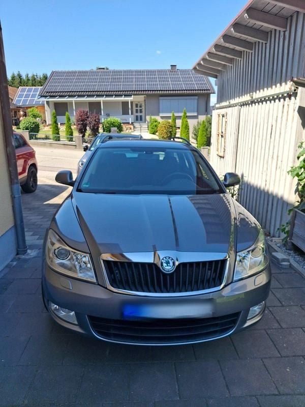 Grau Gebraucht 2012 Skoda Octavia Kombi | 6.500 € - Bild 1/4
