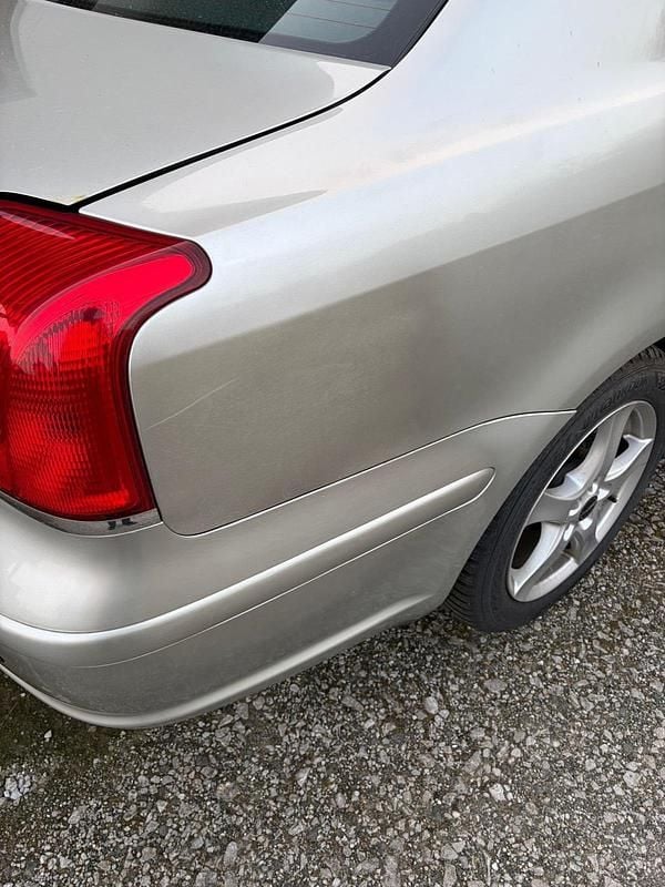 Gebraucht Toyota Avensis 163 PS (119 kW) 2004 Silber Limousine