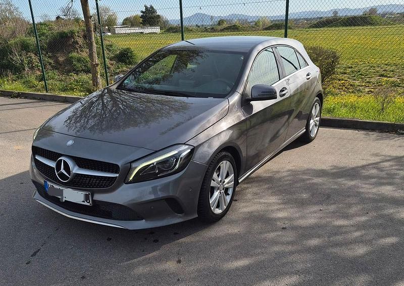 Gebraucht Mercedes A180 122 PS (89 kW) 2016 Silber Limousine