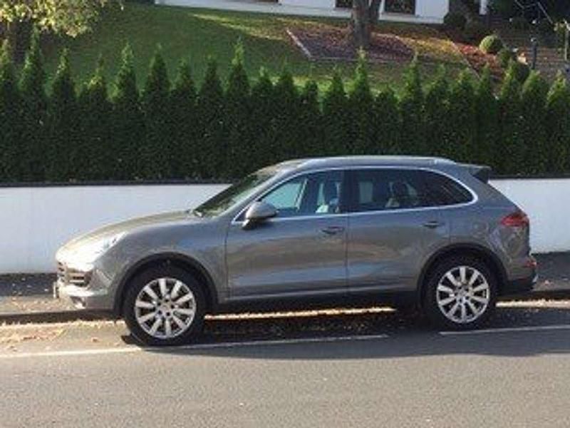Grau Gebraucht 2016 Porsche Cayenne SUV | 58.500 € - Bild 1/4