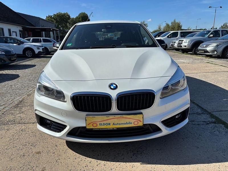 Weiß Gebraucht 2015 BMW 218 Active Tourer Van / Kleinbus | 7.900 € (Fairer Preis) - Bild 1/4