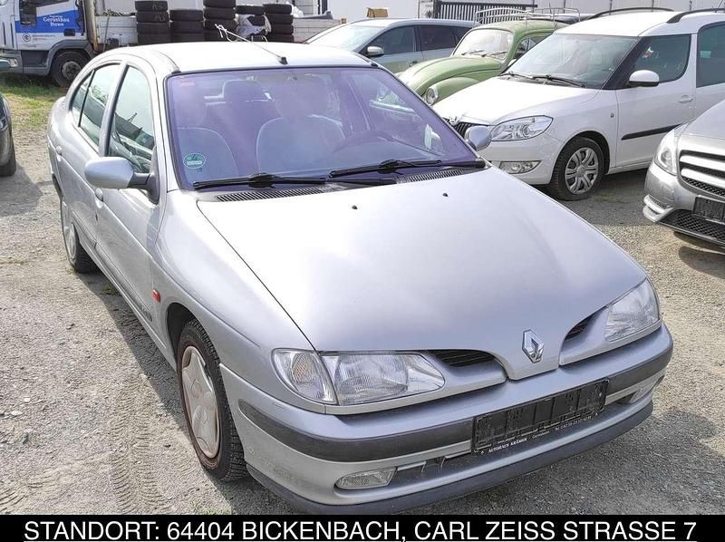 Silber Gebraucht 1997 Renault Mégane Limousine | 999 € - Bild 1/4