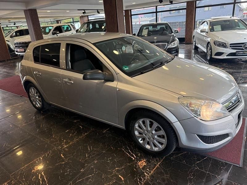 Gebraucht Opel Astra Edition 116 PS (85 kW) 2009 Silber Limousine