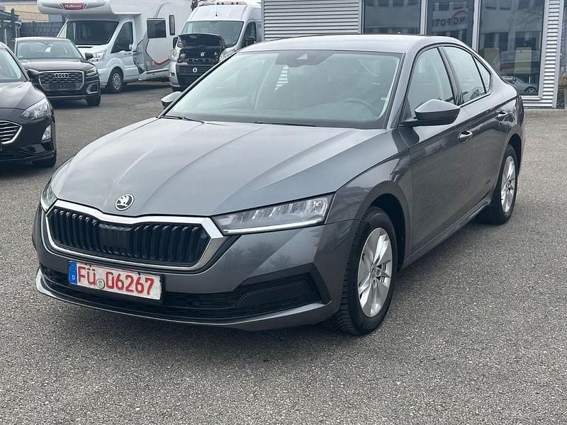 Grau Gebraucht 2022 Skoda Octavia Ambition Limousine | 17.719 € (Superpreis) - Bild 1/4