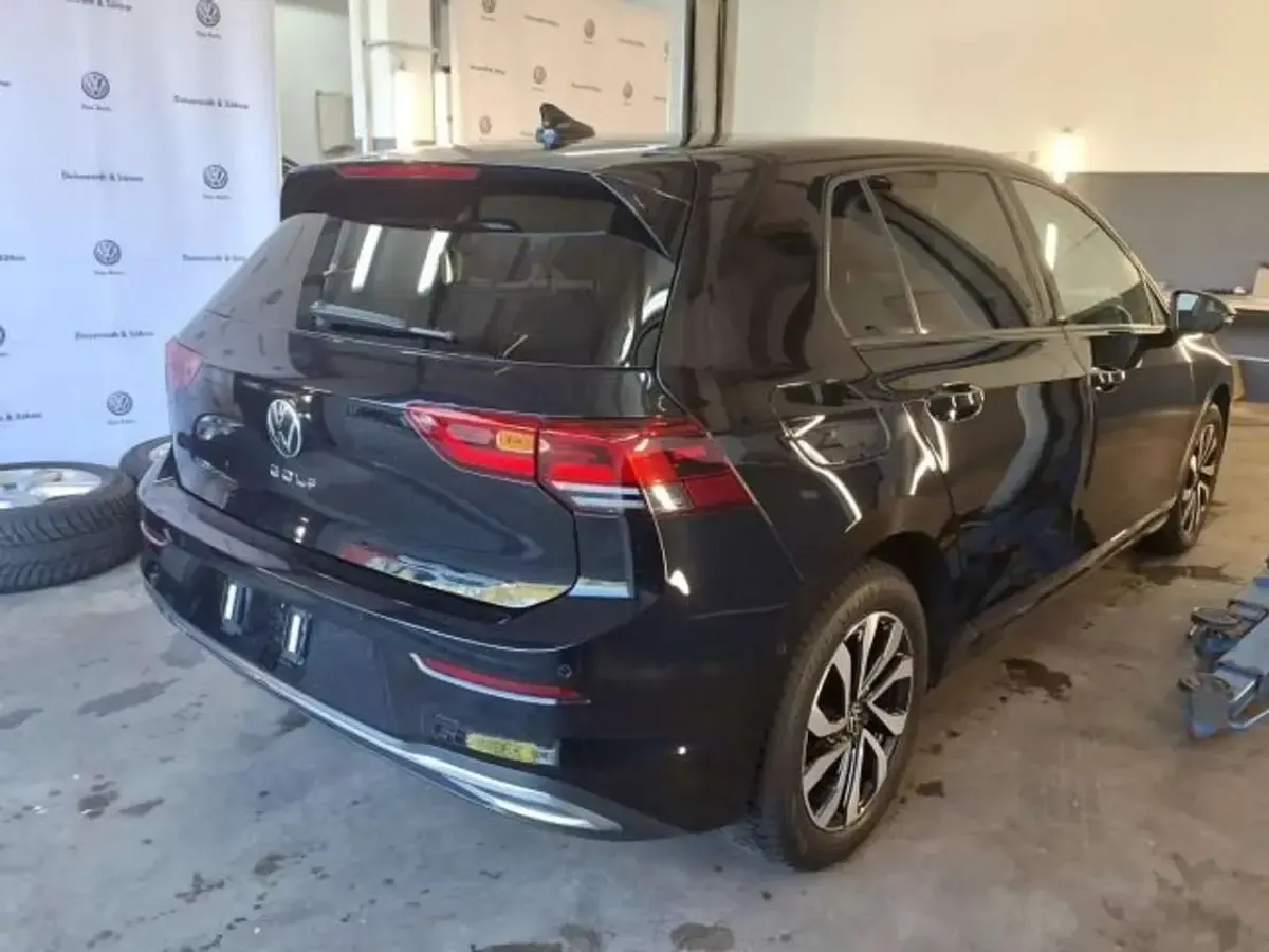 Gebraucht VW Golf VIII Active 150 PS (110 kW) 2023 Deep black perleffekt Limousine