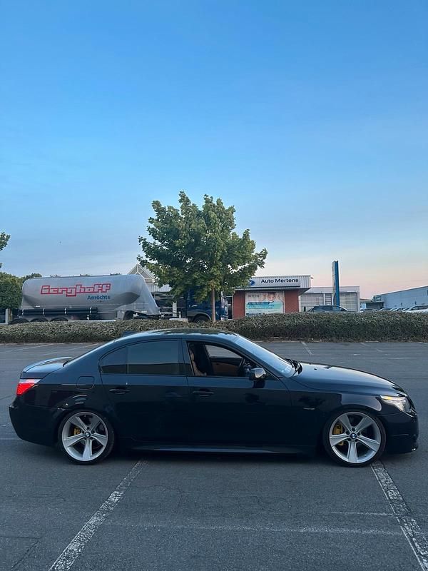 Blau Gebraucht 2005 BMW 530 Limousine | 4.000 € (Guter Preis) - Bild 1/3