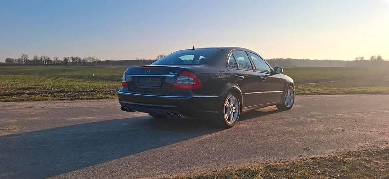 Schwarz Gebraucht 2009 Mercedes E320 Avantgarde Limousine | 10.499 € - Bild 1/4