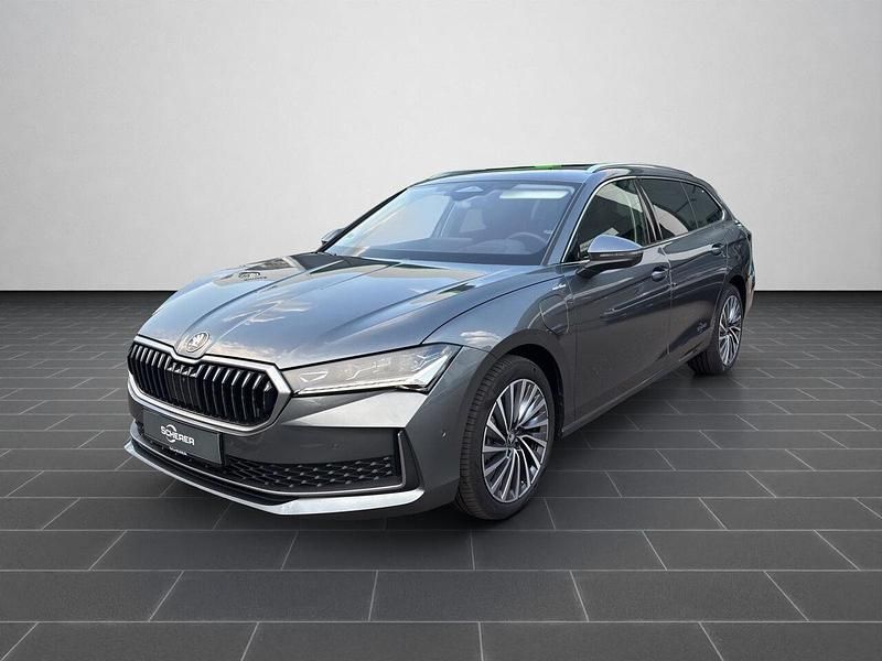 Graphitegrau metallic (metallic) Gebraucht 2025 Skoda Superb Limousine | 53.060 € - Bild 1/4