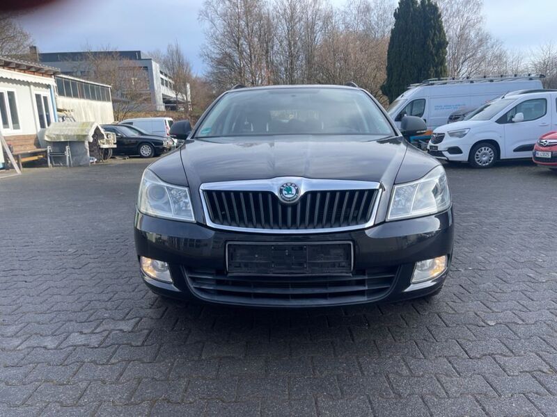 Schwarz Gebraucht 2012 Skoda Octavia Kombi | 6.950 € (Fairer Preis) - Bild 1/4