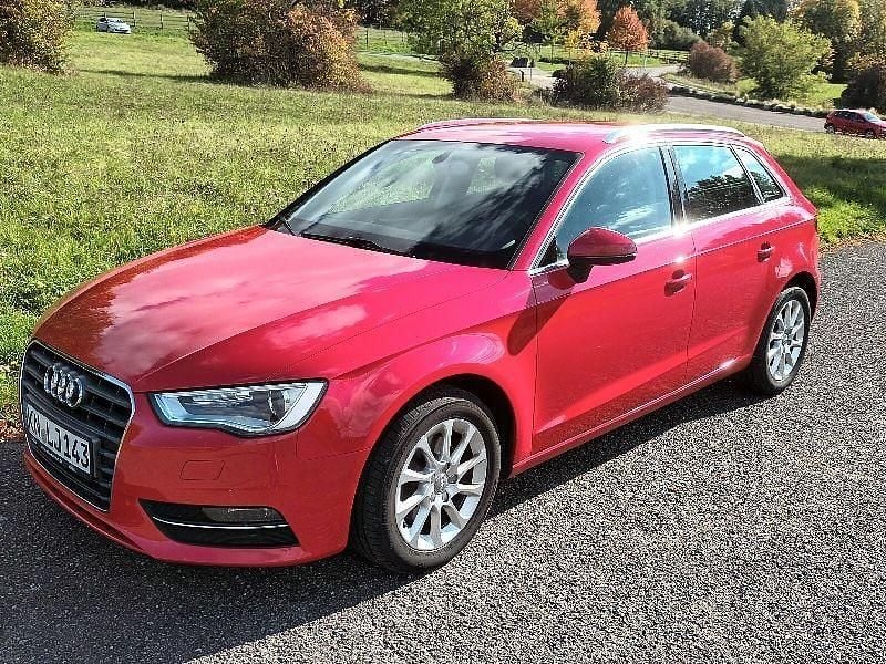 Rot Gebraucht 2015 Audi A3 Ambiente Limousine | 9.900 € (Guter Preis) - Bild 1/4