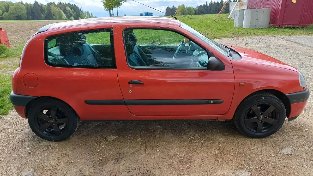 Używany Renault Clio II 58 KM (42 kW) 2001 Czerwony Hatchback