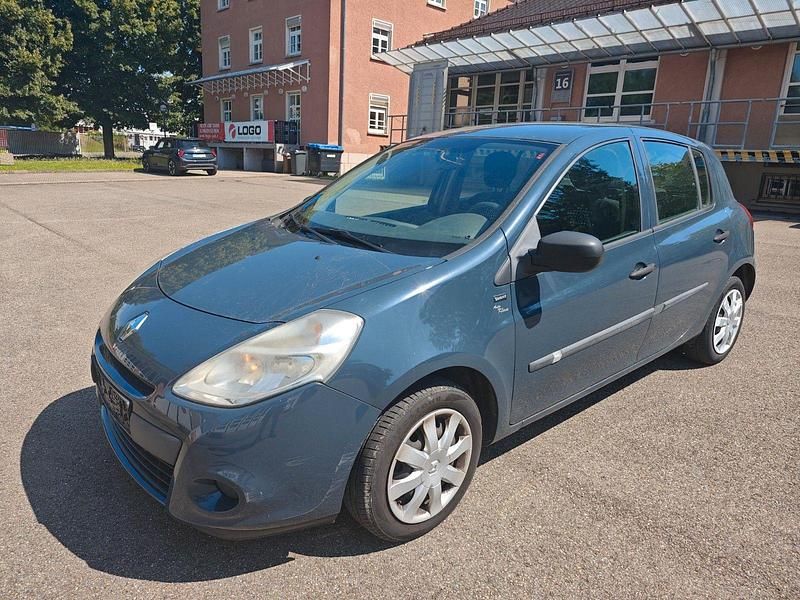 Grau Gebraucht 2012 Renault Clio IV Limousine | 2.700 € (Fairer Preis) - Bild 1/4