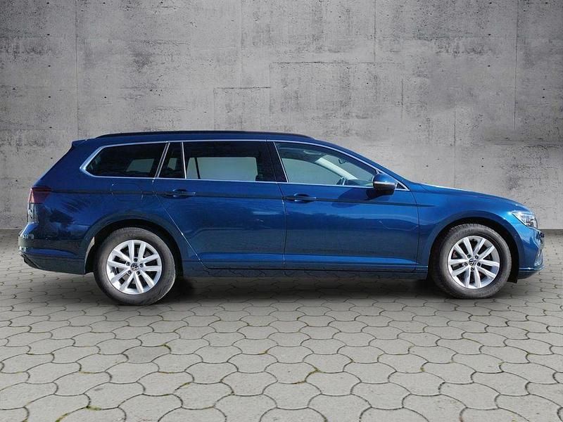 Gebraucht VW Passat IQ Drive 150 PS (110 kW) 2022 Aquamarinblau metallic Kombi