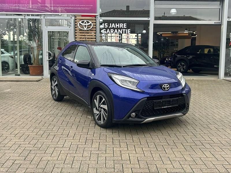 8y8)/ black mica (209) (blau Gebraucht 2022 Toyota Aygo X-plore Kleinwagen | 15.750 € (Fairer Preis) - Bild 1/4